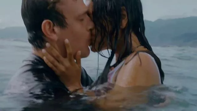 ブラックリベットとストラップ付きミニ 女性 の ため の セックス 無料 動画